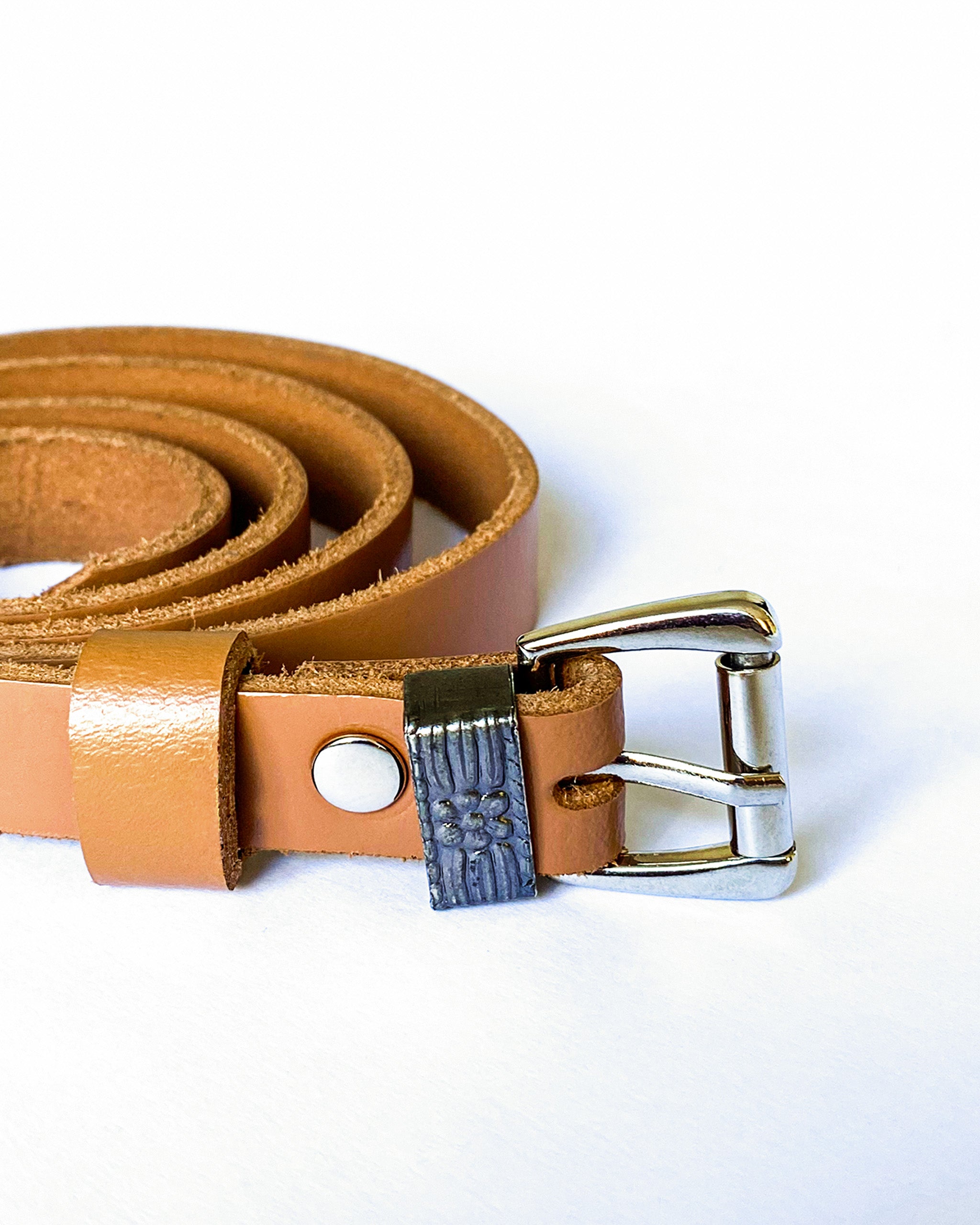 Cinturón Suela Camel — Hebilla Estilizada