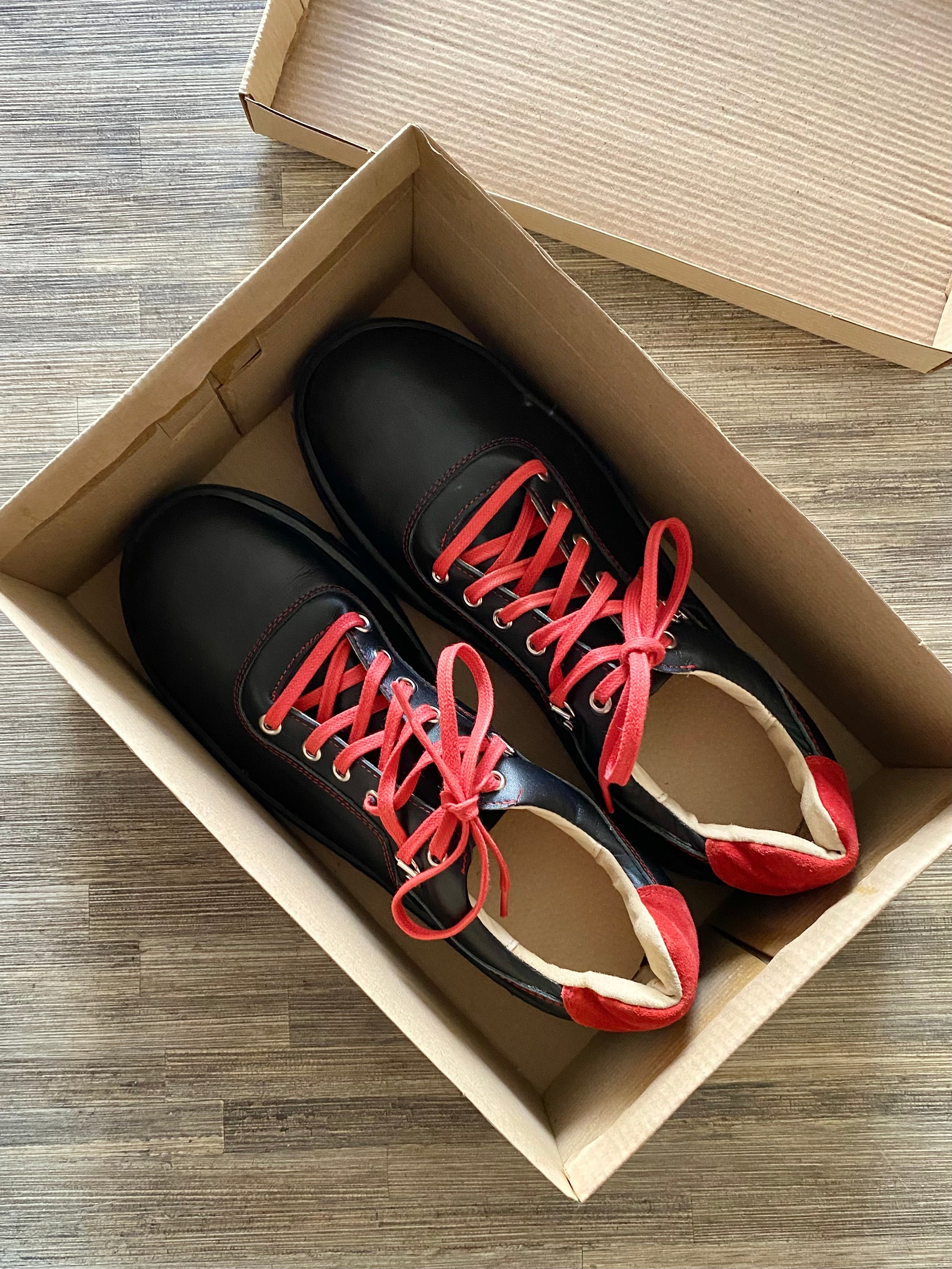 Youth B01 - Black/Red [SAMPLE_SERIES_2026]